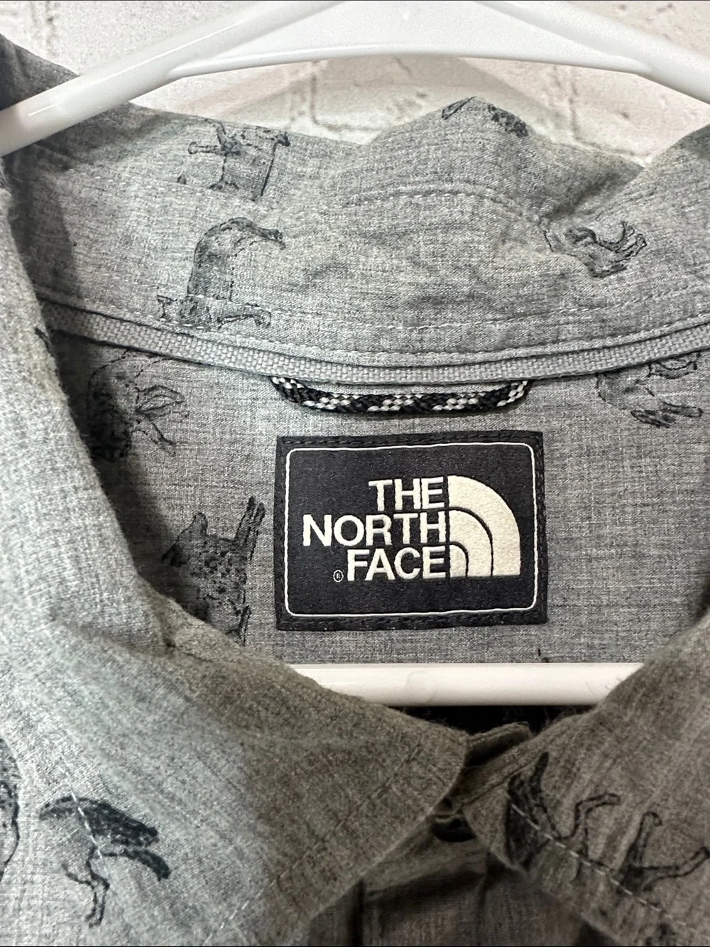 The North Face Grey Short-Sleeve Button-Down Shirt with Wolf Print XXL